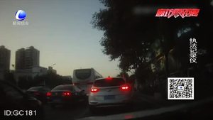 司机结石病发作 交警紧急送医