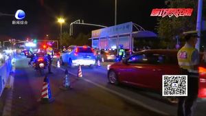 交警部门开展集中夜查行动 重拳出击酒驾等违法行为