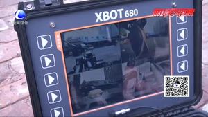 我与国旗合个影：一名排爆警察对祖国的祝福