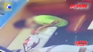 零距离·关注：别在充电时玩手机 危险