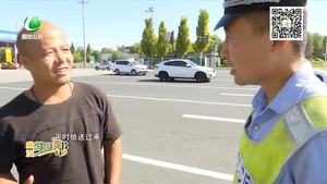 国庆·坚守——交警坚守岗位保畅通
