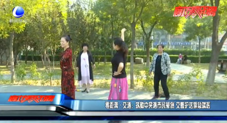 零距离交通：执勤中突遇市民晕倒 交警护送紧急送医