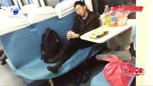 零距离·调查：旅行中的不文明行为 火车上大吵大闹最常见