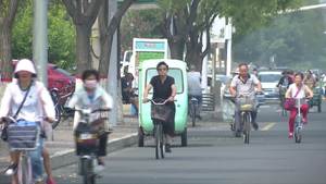 高温下的坚守：廊坊交警不让交通秩序“中暑”