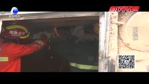 工人操作不当手卡机器风轮 消防成功救援