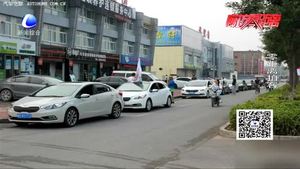 小区门口乱停车 影响市容和出行环境