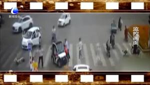 女子被压车底 众人合力救援