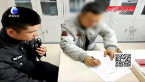 男子骑摩托上路被查 准驾车型不符涉嫌违法