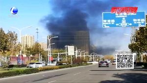 建设南路一修车行仓库起火