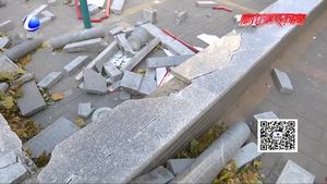 大风来袭 小区廊架被吹翻