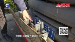 劳动人民智慧高  环卫工人自制清扫落叶“神器”