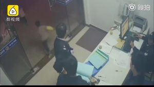 两位萌娃派出所送桃：喜欢警察叔叔