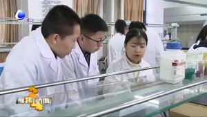 廊坊师范学院携手市第八中学开展趣味化学探究实验