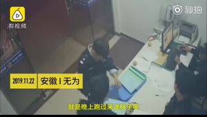 两位萌娃派出所送桃