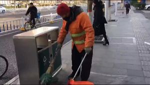 《联播》传送：可敬的城市美容师