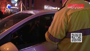 酒驾零容忍 交警持续推进夜查行动