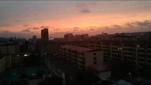 《开讲》广电楼上看晚霞