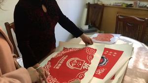 民间剪纸艺人为消防送上剪纸作品