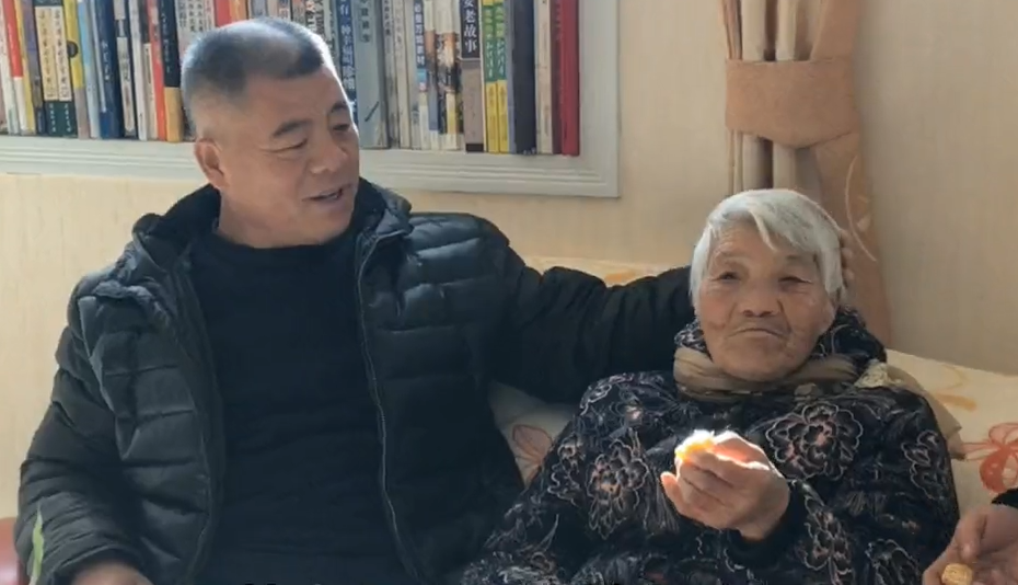 文安宫家兄弟用心陪伴小脑萎缩母亲6年