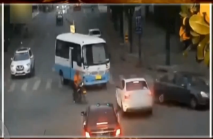 90后司机连撞8车 看监控一脸懵