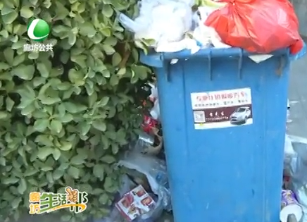 小区垃圾成堆无人清理 影响居民生活环境