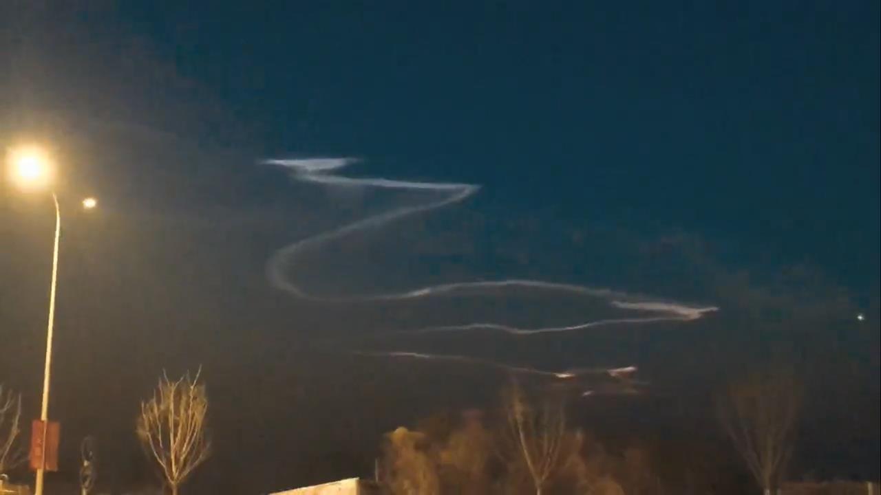 12月7日傍晚天空出现“龙”状祥云景观