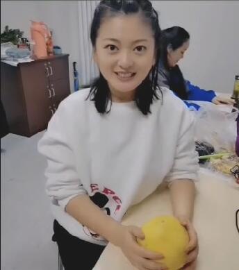 《廊坊零距离》传送：主播教你剥柚子