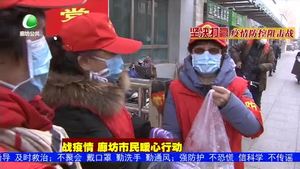 热心居民送饭菜 温暖坚守人员心
