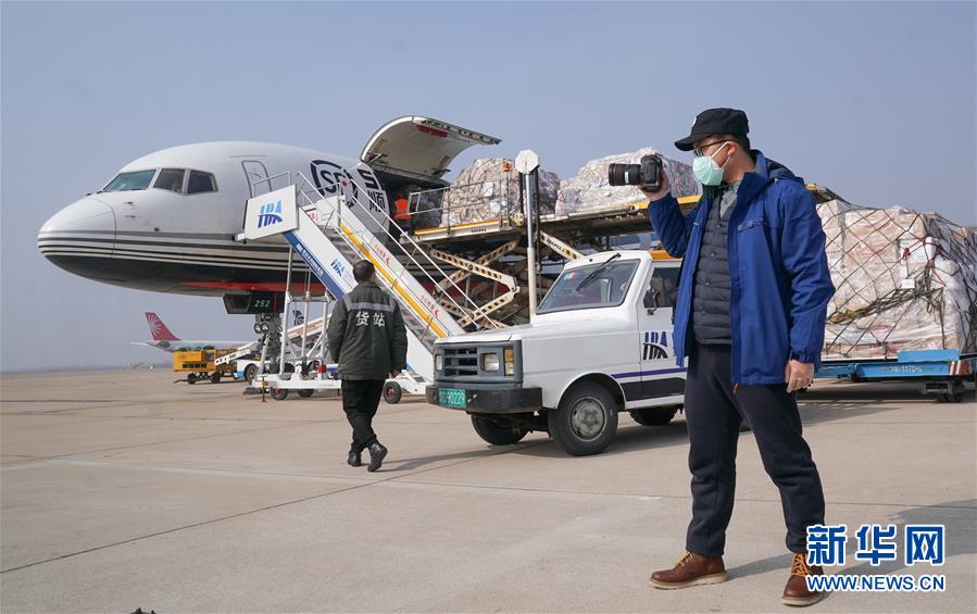 (新华全媒头条配图·图文互动)(9)战“疫”的一天——新华社记者直击湖北保卫战