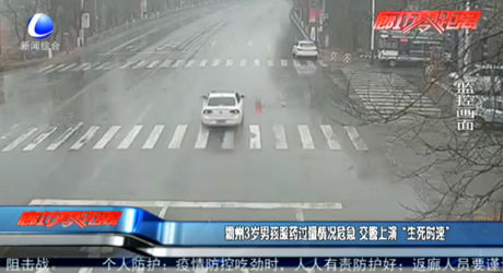 霸州3岁男孩服药过量情况危急 交警上演“生死时速”