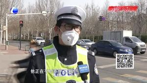精神智障人员逆向步行上高速 高速公路大队交警紧急救助