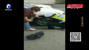 车辆爆胎女司机犯愁 “暖男”交警出手相助