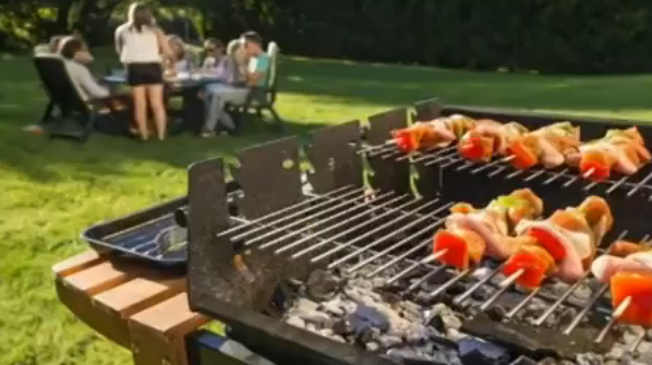 踩踏草坪户外烧烤 不文明旅游存在安全隐患