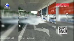 三轮车路上突然自燃 交警及时灭火化险情