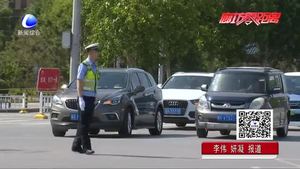 交警下班路上遇拥堵 冒雨指挥保畅通