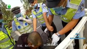 八旬老人路边摔倒 交警热心帮忙救助