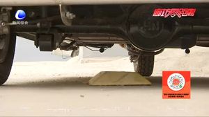 小区业主为抢车位私安地锁 堵塞消防通道