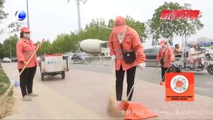 安次环卫部们发放矿泉水 为一线环卫工送“清凉”