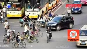 四年级小孩闯红灯被撞飞 交警：孩子负全责