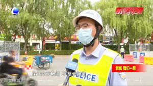 施工路段乱停车致拥堵 交警立即行动保畅通