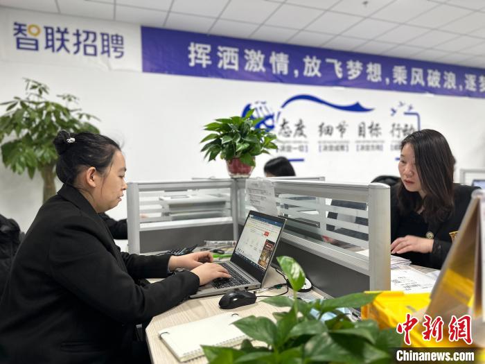 图为京津冀(河北三河)人力资源服务产业园入驻企业办公现场。　高澍 摄