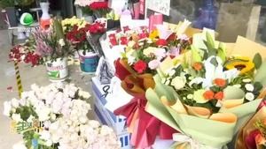 我们的节日·七夕 七夕来临“花式浪漫”走俏市场