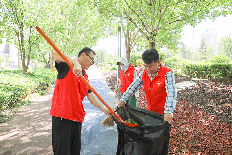 图为广阳区党员干部开展志愿服务.jpg